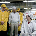 Tim Cook (links) bei einer Foxconn-Besichtigung